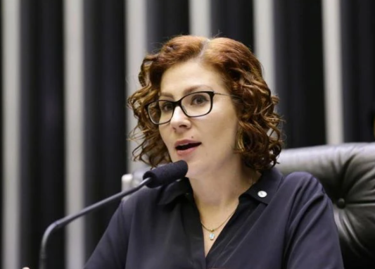 Câmara rejeita cassação da deputada Carla Zambelli