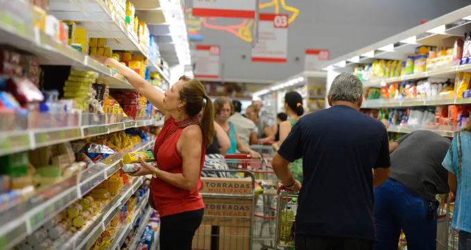 Fim da escala 6×1: estudos divergem sobre impactos no PIB e inflação