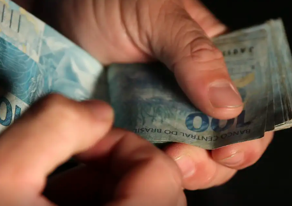 Salário médio do trabalhador amplia recorde e chega a R$ 3.722