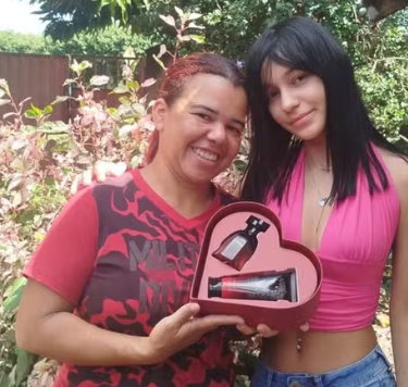 Jovem morre atropelada após entregar presente de Dia das Mães, em Goiás