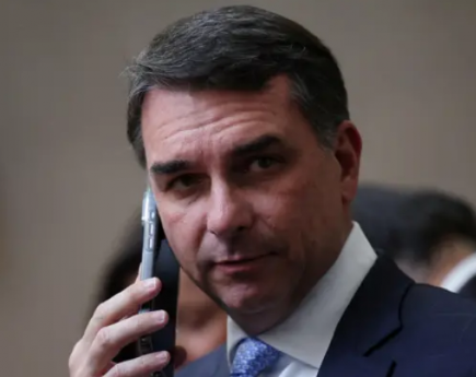 Flávio Bolsonaro admite cobrança a Vorcaro, mas nega crime