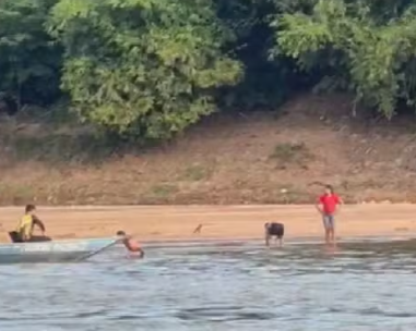 Crianças indígenas são levadas pela correnteza enquanto nadavam no Rio Araguaia