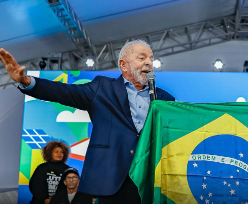 Lula chama Trump “para conversar” e reafirma que Brasil tenta negociar
