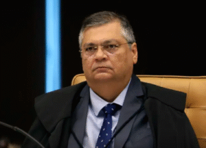 Dino proíbe novas leis que garantam “penduricalhos” acima do teto