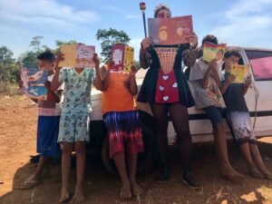 “Mala de Histórias” leva 40 crianças da comunidade Terra do Sol ao MAC Goiás