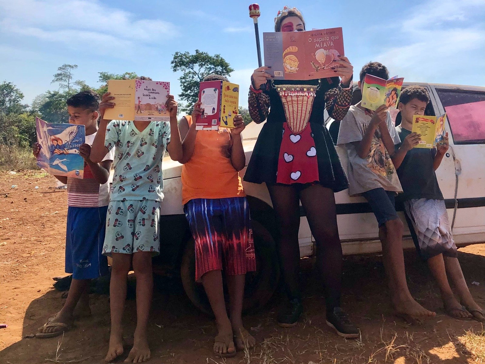 “Mala de Histórias” leva 40 crianças da comunidade Terra do Sol ao MAC Goiás