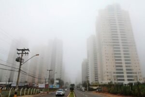 Goiânia e Aparecida amanhecem tomadas por neblina nesta quarta-feira (20)