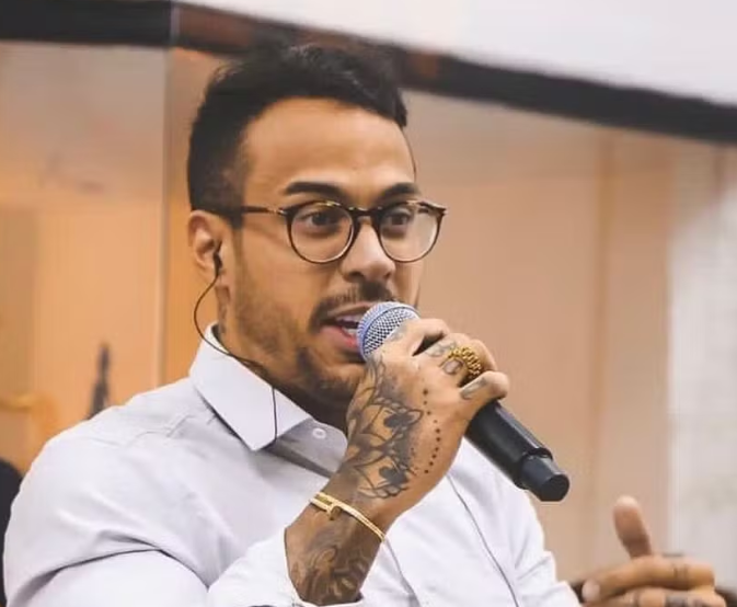 Ex-cantor gospel é preso em Goiás após viajar para Dubai em lua de mel com mandado de prisão aberto