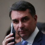 Flávio Bolsonaro admite cobrança a Vorcaro, mas nega crime