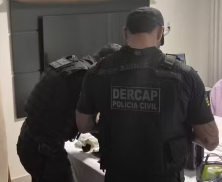 Ex-servidores são presos em operação contra fraudes da Comurg