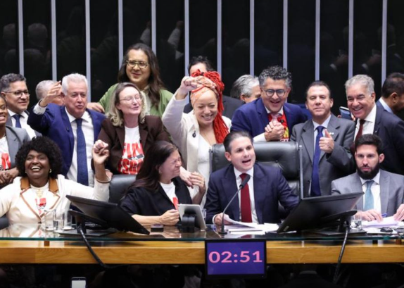 Câmara aprova, em dois turnos, PEC pelo fim da escala 6×1