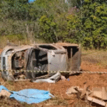 Pai e filha morrem após carro sair da pista e capotar em Goiás