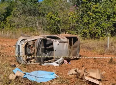 Pai e filha morrem após carro sair da pista e capotar em Goiás