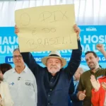 Lula entra em cerimônia em Goiás com cartaz: ‘O pix é do Brasil’