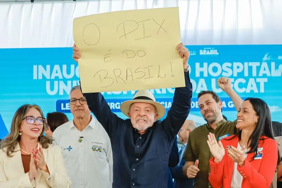Lula entra em cerimônia em Goiás com cartaz: ‘O pix é do Brasil’