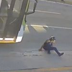 Passageiro morre após se desequilibrar ao descer de moto, cair e ser atropelado por ônibus em Goiânia