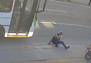 Passageiro morre após se desequilibrar ao descer de moto, cair e ser atropelado por ônibus em Goiânia