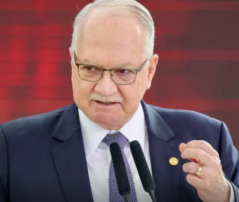 Fachin dá 5 dias para Mendonça e Gonet responderem acusação de Moraes