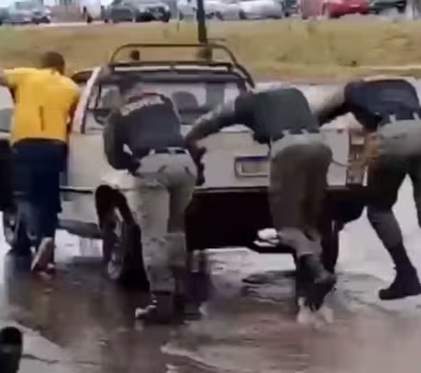 Policiais entram em enchente para resgatar casal ilhado dentro de carro em Goiás