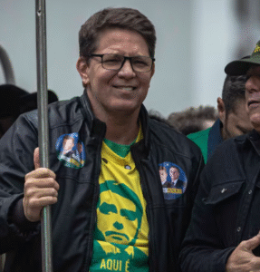 Mario Frias e produtora de Dark Horse são alvos de operação da PF