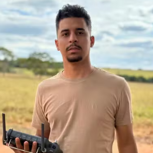 Audi é partido ao meio e passageiro morre em acidente na GO-080