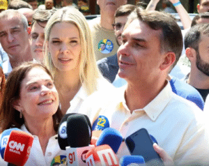 Flávio Bolsonaro diz que vai manter Bolsa Família e Farmácia Popular