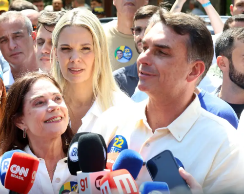 Flávio Bolsonaro diz que vai manter Bolsa Família e Farmácia Popular