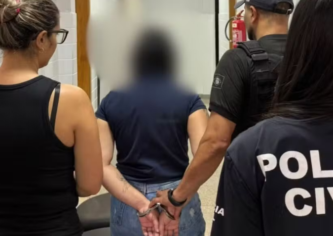 Mãe é presa suspeita de dar socos no filho por criança ter tirado foto dela dormindo