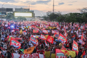 Milhares de estudantes tomam a Esplanada em apoio a Lula