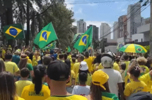 Ato a favor de Flávio Bolsonaro reúne apoiadores em Goiânia