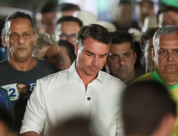 Derrotado, Flávio Bolsonaro ficará sem cargo e sem foro privilegiado em 2027