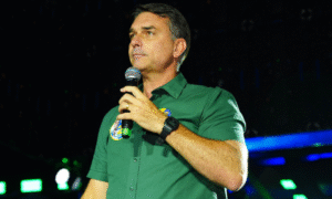 PF apura se Flávio Bolsonaro deixou o Brasil pela fronteira com a Argentina