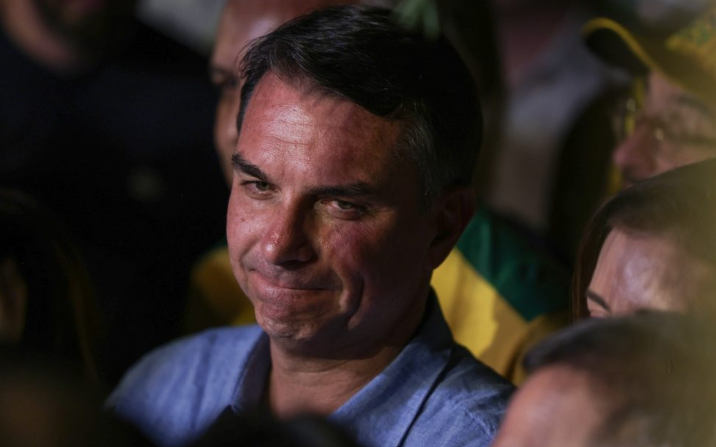 Flávio Bolsonaro não entrega passaporte à PF e descumpre ordem de Moraes