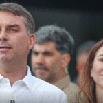 Avião com Flávio Bolsonaro e família segue para Miami