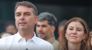 Avião com Flávio Bolsonaro e família segue para Miami